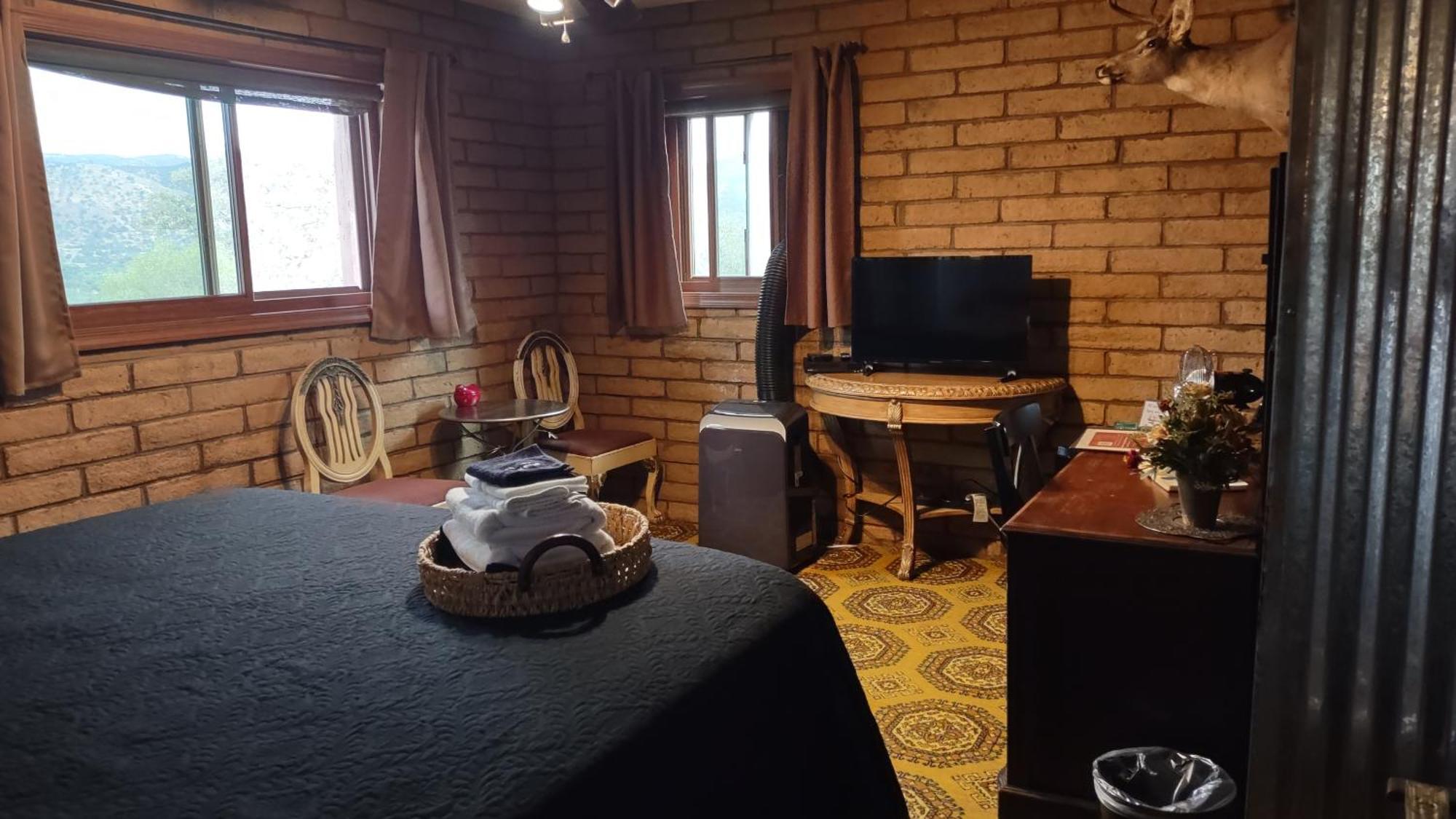 Rustic Rooms By Kings Canyon & Sequoia National Parks Yokuts Valley  Room photo